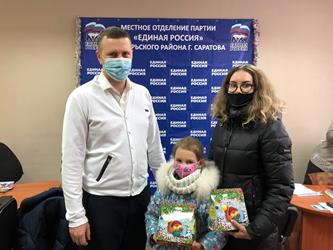 Валерий Козлов вручил сладкие подарки 